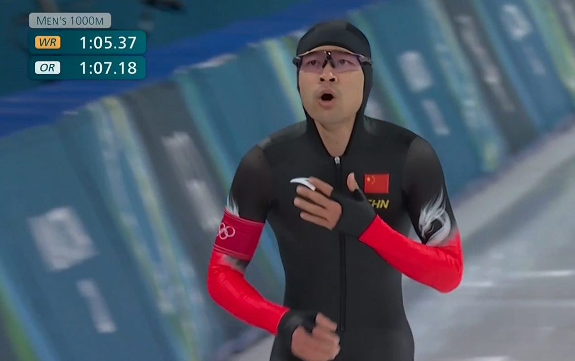 速度滑冰男子1000米决赛：宁忠岩滑出1:07.34，暂列第1