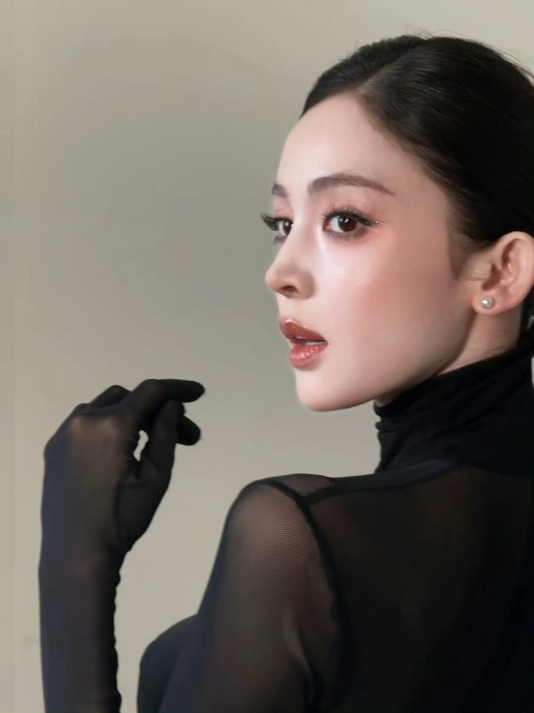 娜扎[超话]娜扎vogue盛典赫本造型娜扎山茶花造型 ​娜扎又一次美到我了！！ 
