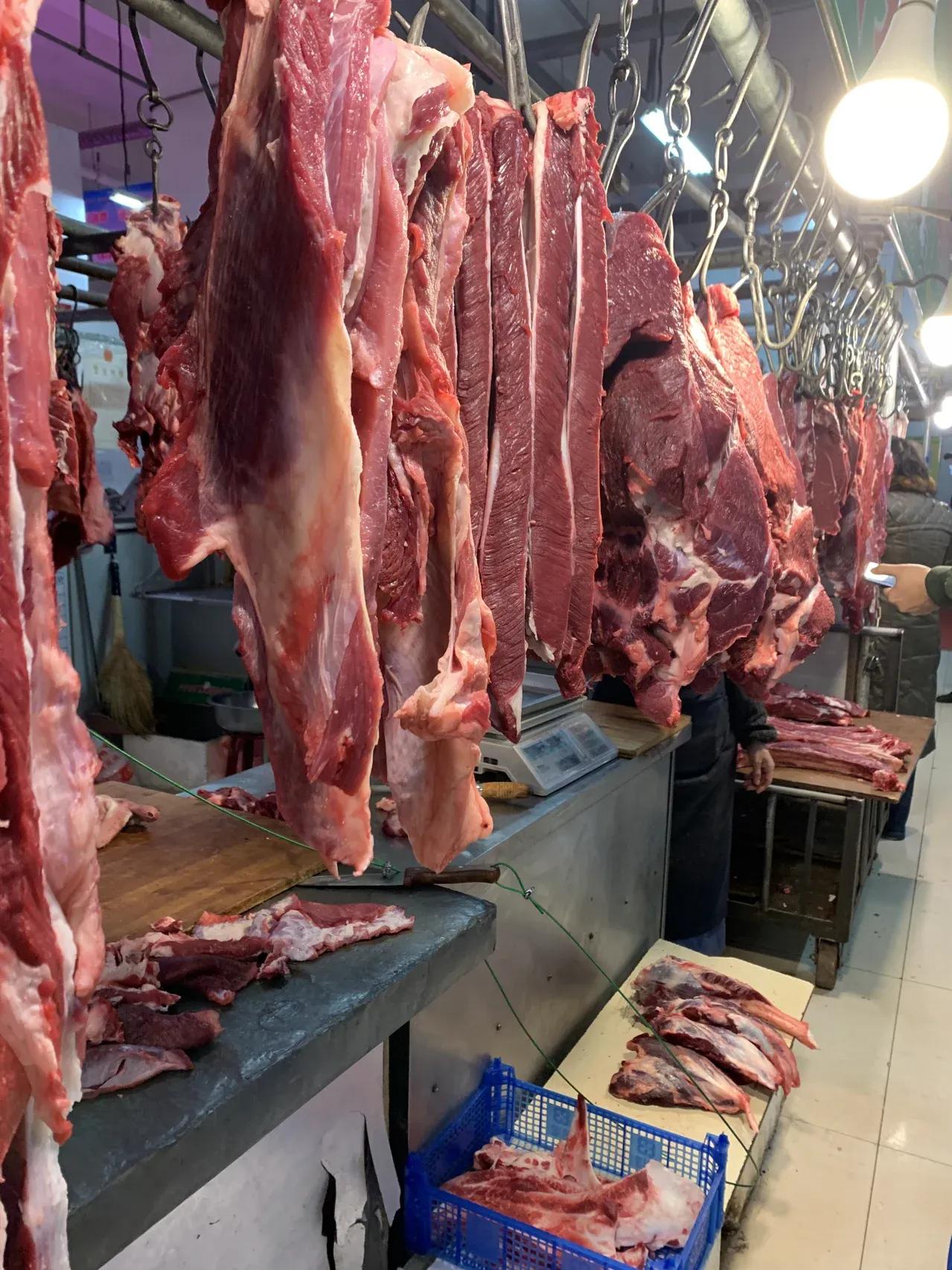 请问你们那儿的猪肉价格是多少钱一斤呢？

我今天去赶集的时候发现，猪肉的价格从半