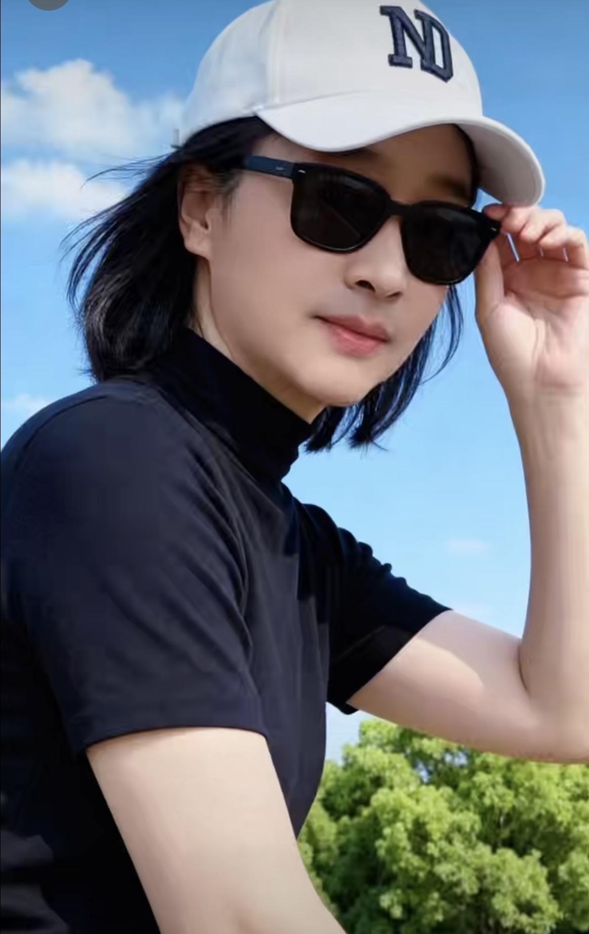 鹧鸪天•俊逸风华
 
词林正韵·第七部
文/美人儿
眉宇轩昂气自闲，灵心慧性不凡
