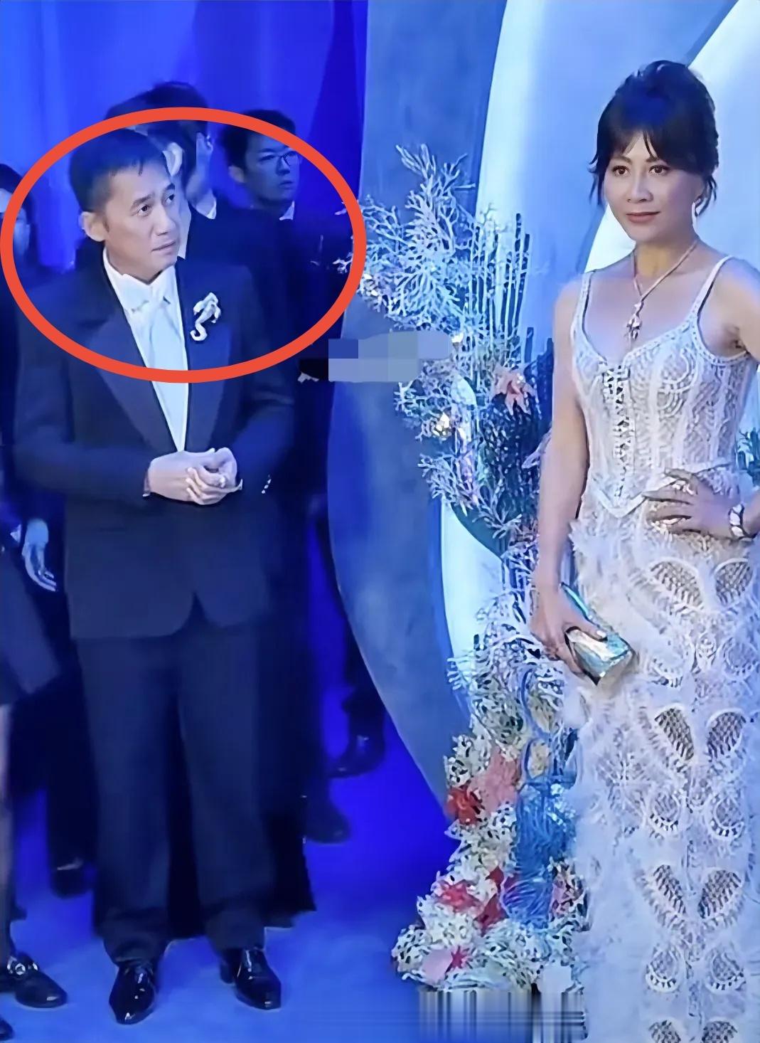 刘嘉玲正美美的摆pose，一旁的梁朝伟这眼神太抢镜了：摄影师别拍他！ ​​​