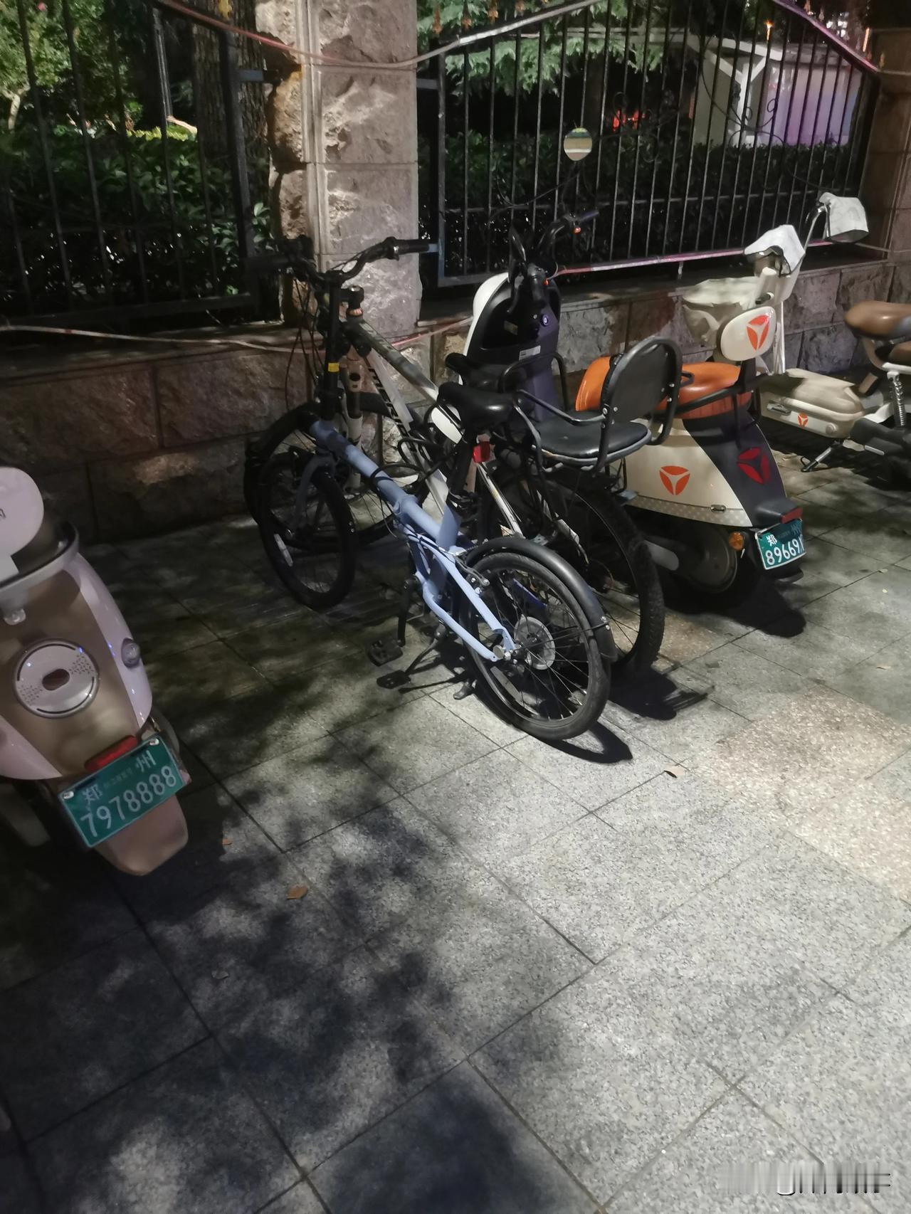 现在感觉买折叠车是挺鸡肋的，因为放在外面不安全。

小区楼下，今天准备出去遛弯时