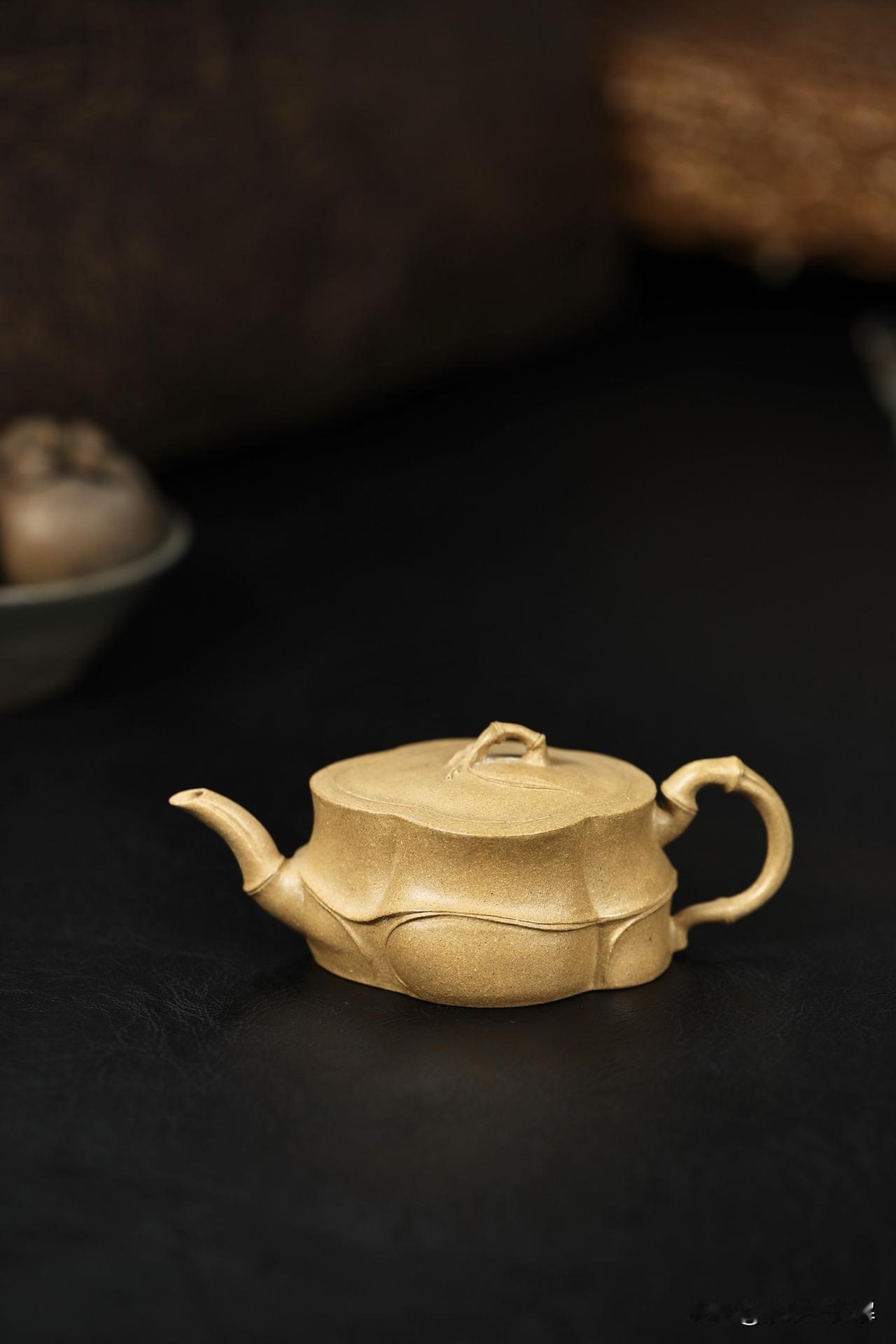 逍遥竹丨全手工

容量160cc丨原矿黄段泥

整壶散发古朴清雅之气，壶钮、流口