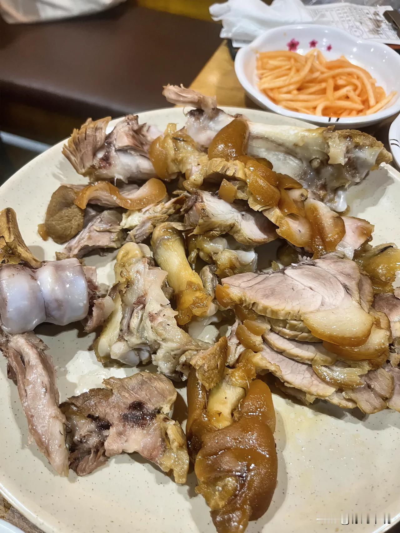 点的中份
三个人
一个不吃的
剩下了
不能打包
太可惜
知道肉怎么长的了吧