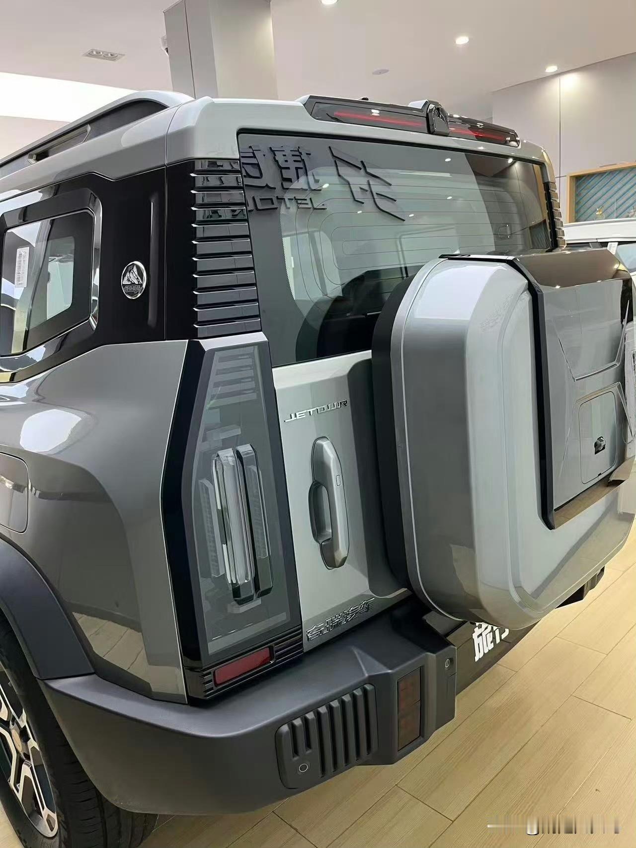 🚙捷途旅行者
1️⃣外观：采用当下流行的“方盒子”造型，线条平直有力，高腰线、