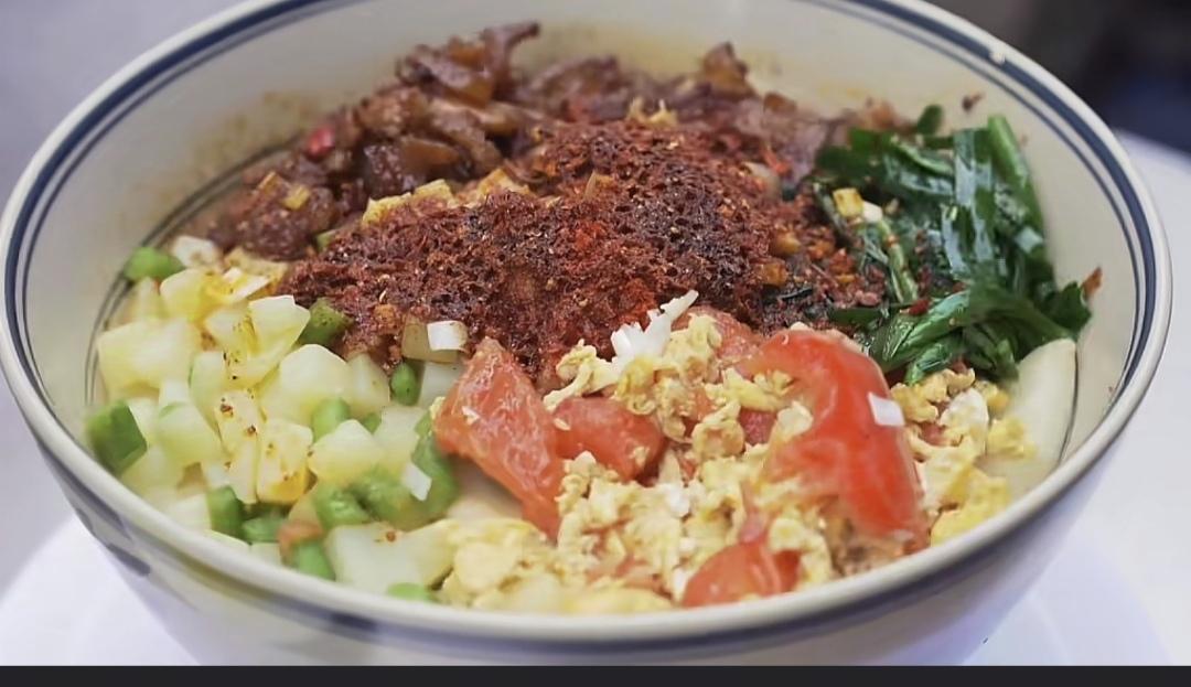 吃了碗三合一，老板告诉我桌子是免费使用 ，筷子也是免费，桌子上的大蒜也是免费食用