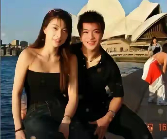 之前以为郭晶晶长得一般，没想到她年轻时是大美人。 