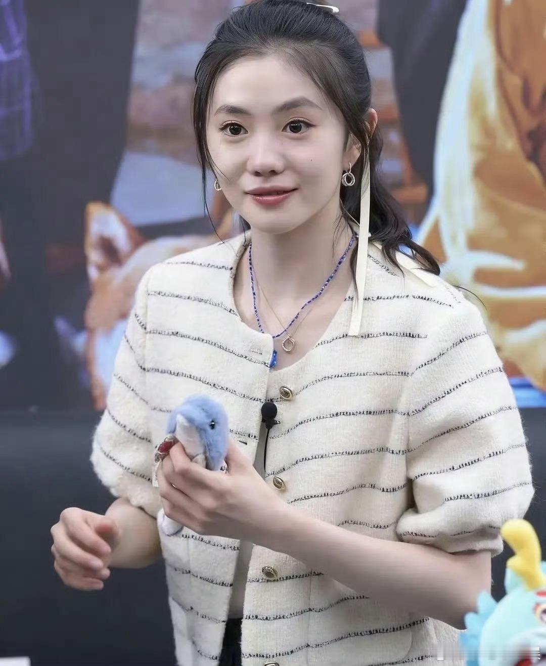 都说刘浩存的颜值跟身材比例非常的完美，这是不是有点夸大了？ 