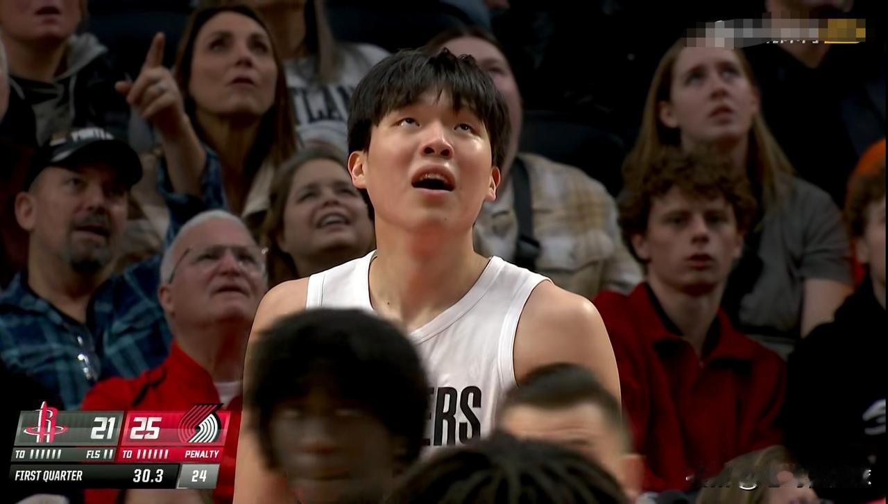 开拓者新秀杨瀚森打球越来越合理了！在今天开拓者主场迎战火箭的比赛中，目前双方半场