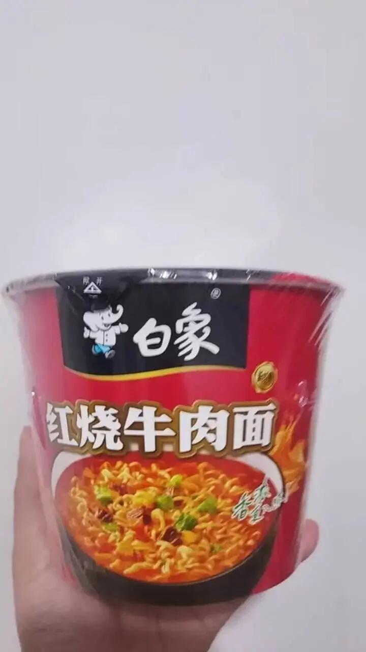 如此维权太尴尬。
苏州男子购买一箱白象方便面，食用时发现调料包里有异物，“两头细