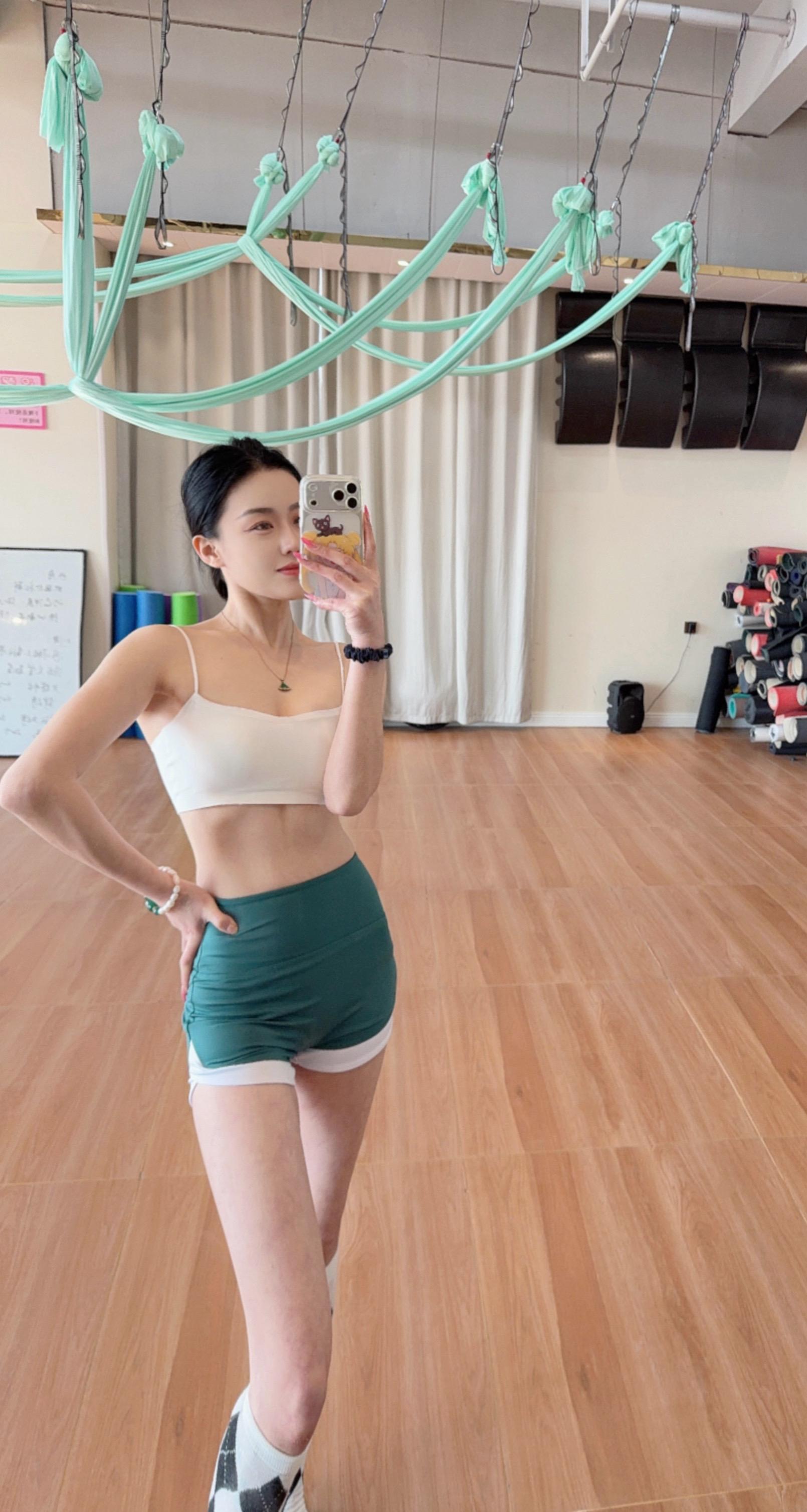 女人最无声的炫耀，保持一成不变的身材，年龄成迷.🧘🏻‍♀️