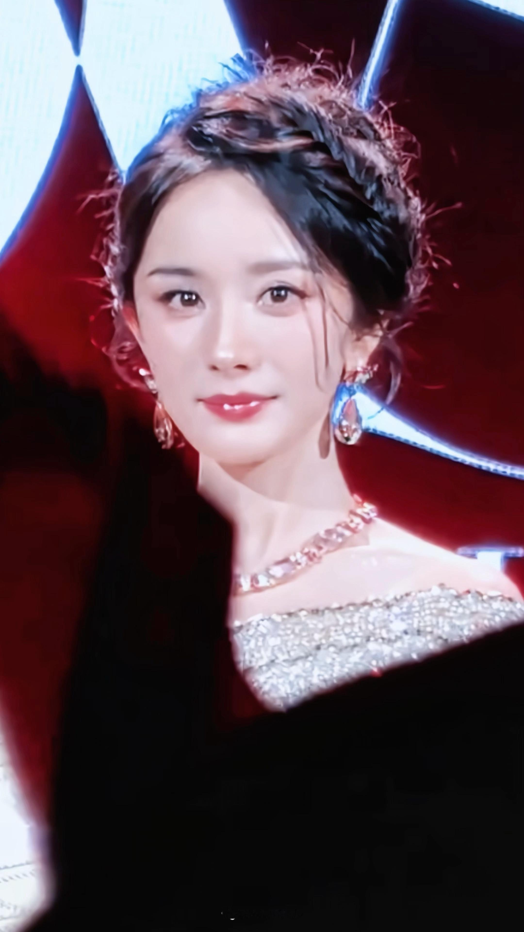 此女是神杨幂的项链好闪 ​​​