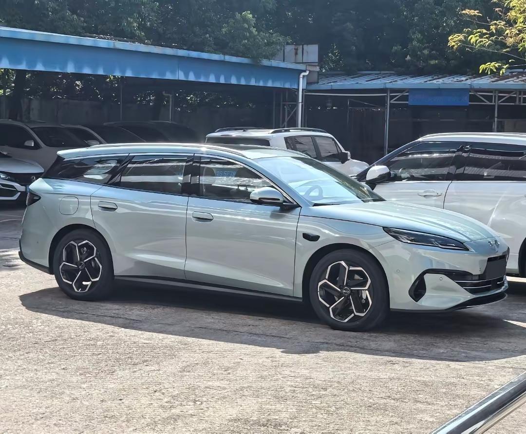 海豹06那个旅行版，现在路上确实能看见了。一个月卖3000台上下，不到它三厢版销