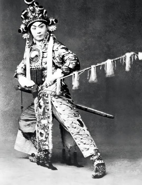 1918年，京剧大师荀慧生娶妻，入洞房后，迫不及待将新娘抱床上。不料，红盖头一掀