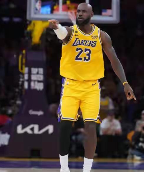 湖人完胜火箭原因
没有东契奇和里弗斯
詹姆斯可以让角色球员发挥更好
艾顿 肯纳德