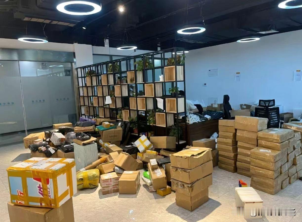 今年电商圈出现了一个很明显的分化，做生意的人一定要注意到。
同样是做电商，有些商