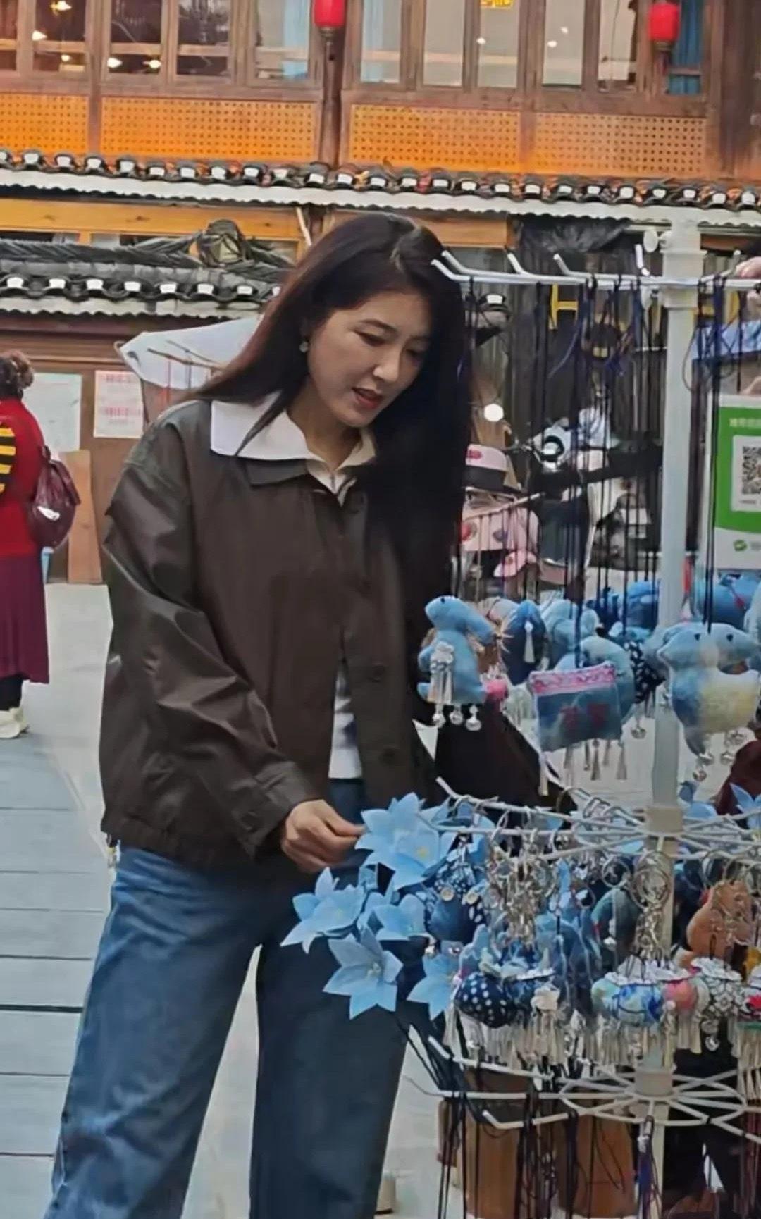 说实话，曾黎不愧为中戏公认的美人，路人镜头下的她确实美得出色。 