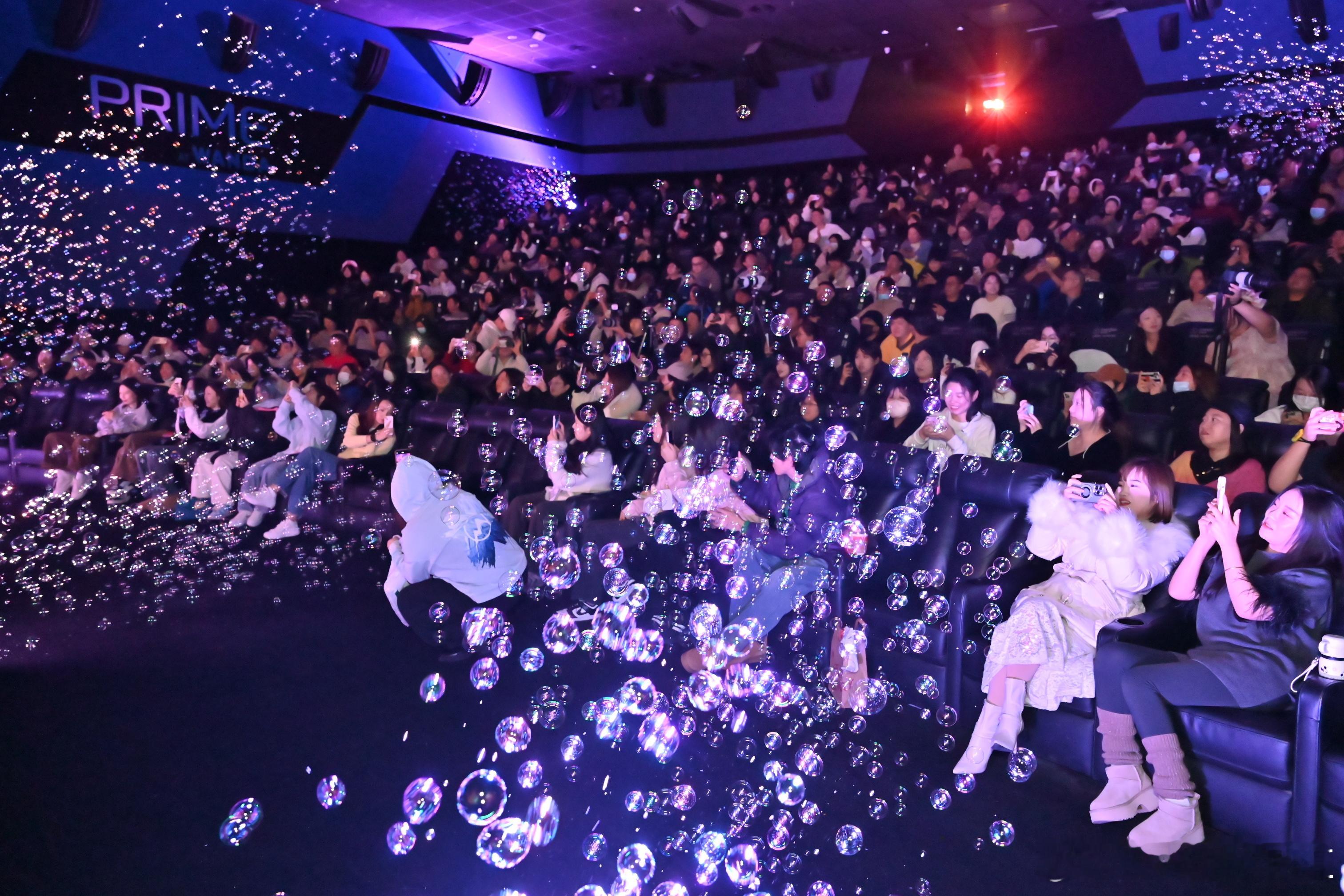 骗骗喜欢你 浪漫到冒泡 电影《“骗骗”喜欢你》太会玩了，仪式感满满，要玩起浪漫跨