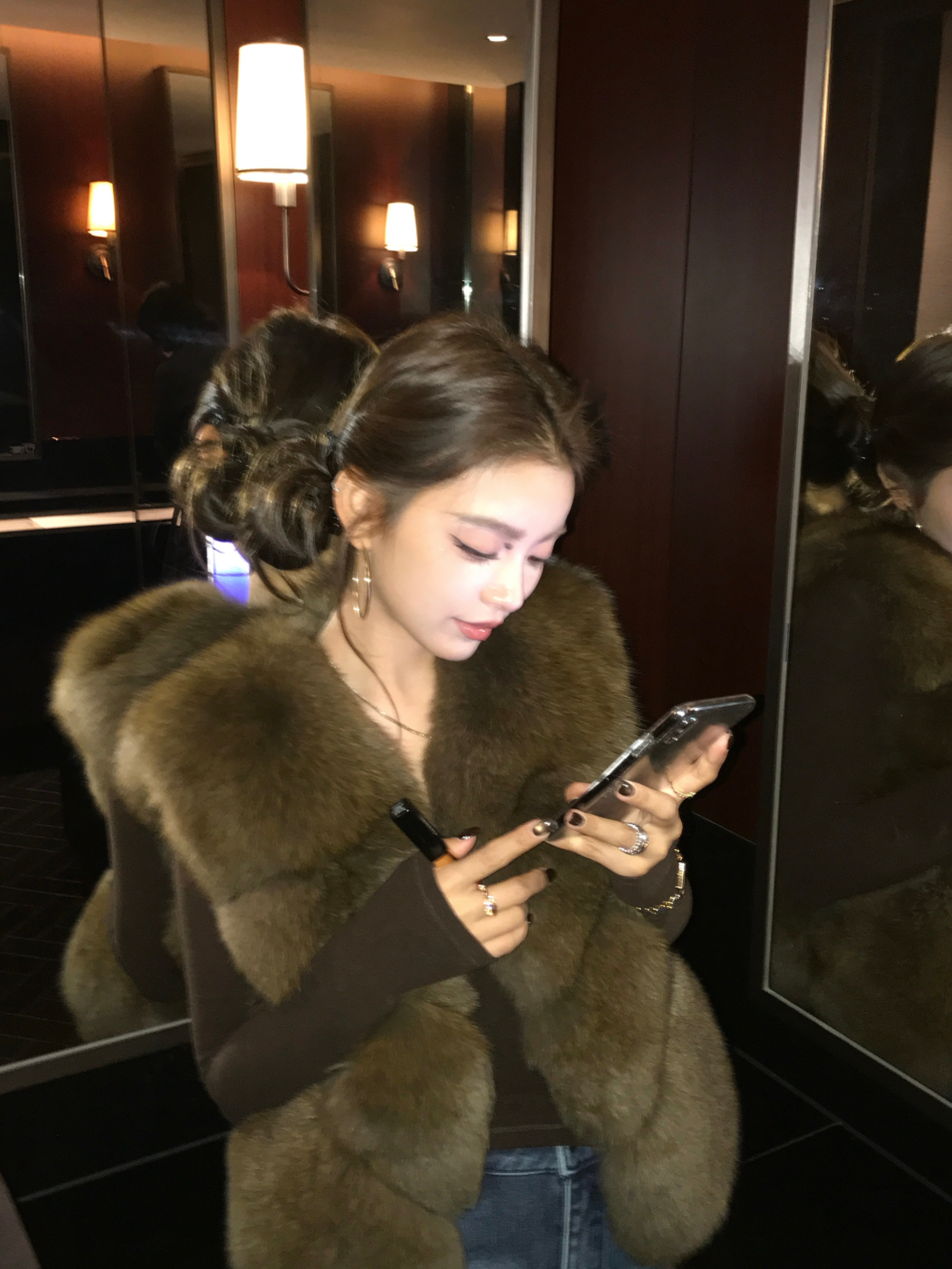 睡前修了修小照片～韩国好冷🌬️不过已经感受到满满的圣诞氛围啦🎄今年草草真的穿