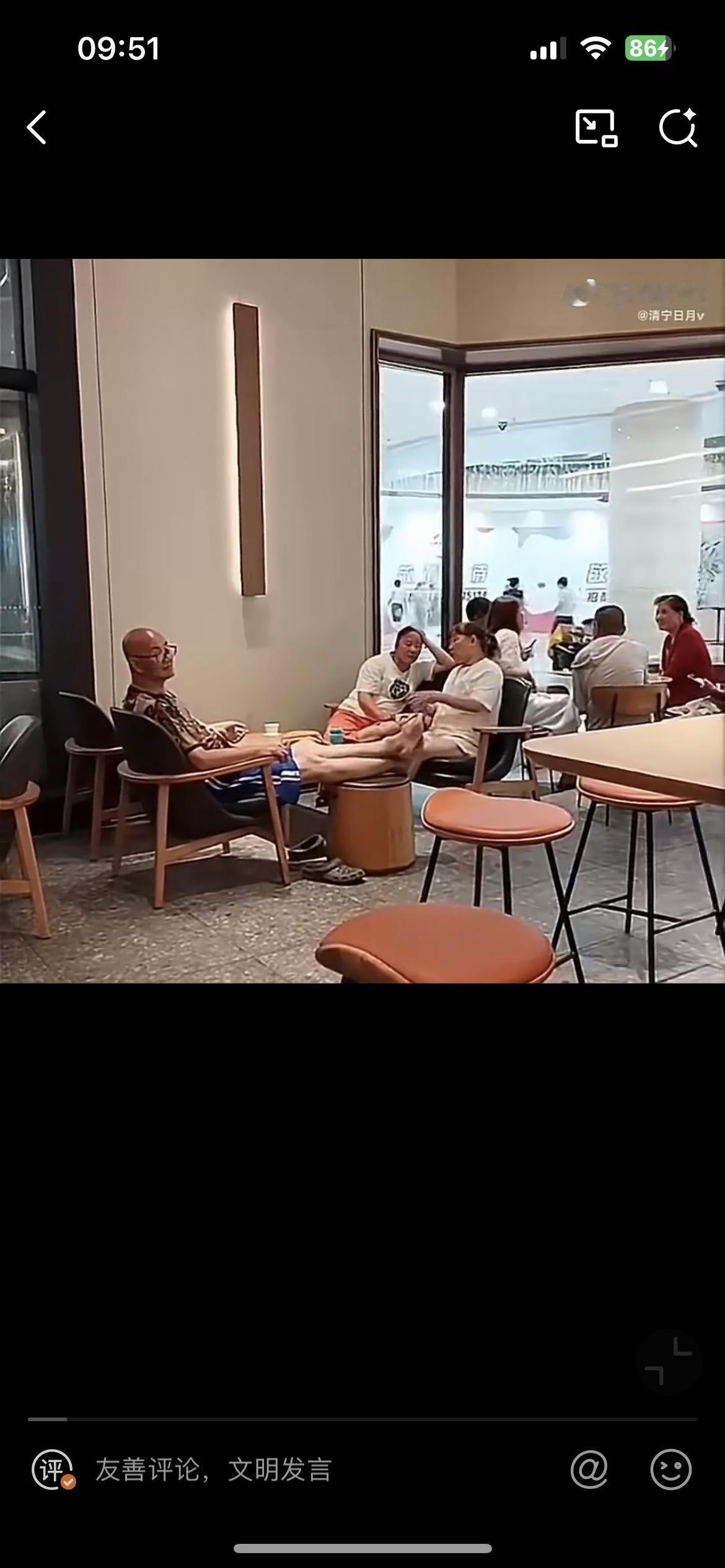 投资上百万的奶茶店坐满不消费的大爷大妈，老板真是欲哭无泪。之前这些大爷大妈是去占