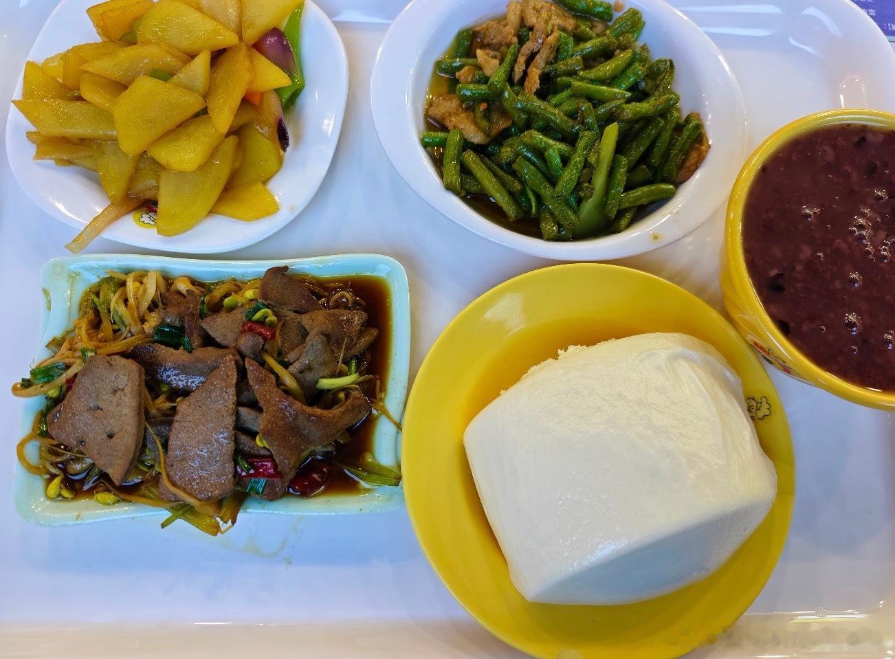 打工人近三成工资花在吃饭上 忙到没时间做饭只能顿顿外食，可三餐开销疯狂挤压生活预