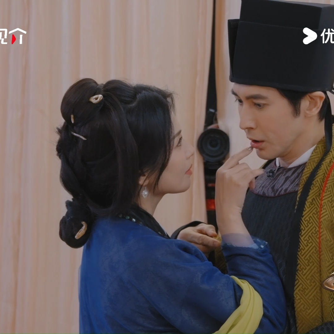 张伦硕摸刘涛屁股 张伦硕你是懂“铃声召唤术”的。刘涛何赛飞轮流摇铃，他轮流贴上去