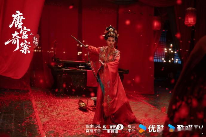 白鹿李佩仪红衣婚服白鹿李佩仪婚服造型 白鹿李佩仪红衣婚服造型极具辨识度，正红衬得