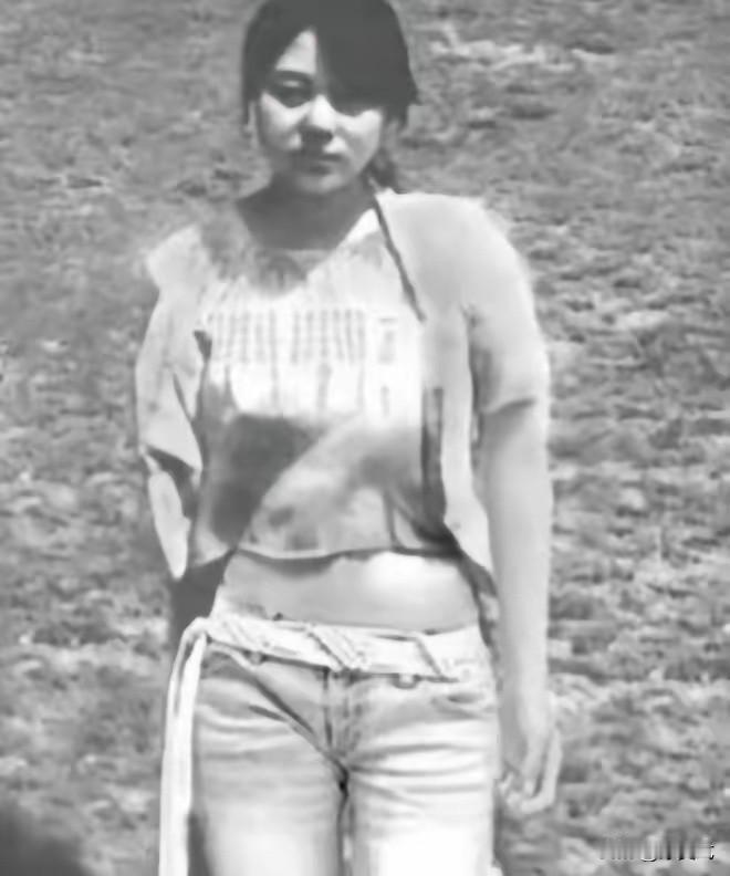 1993年，年轻貌美的23岁姑娘任雪，因杀 人罪被执行枪决，行刑前，她突然张了张