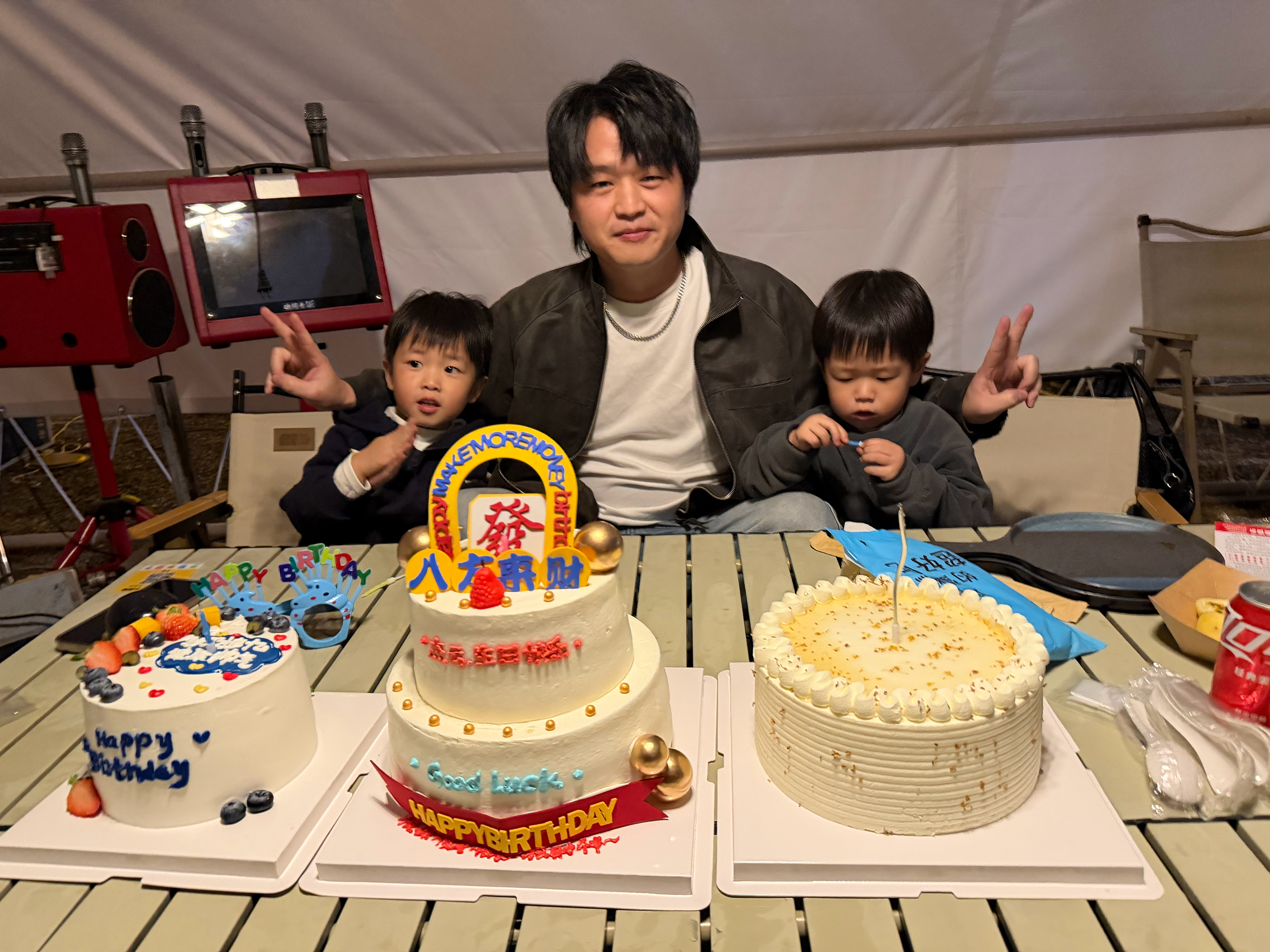 一个人过生日，3个蛋糕，你敢信吗，祝天台精酿老板生日快乐 越来越帅 帅的一匹  