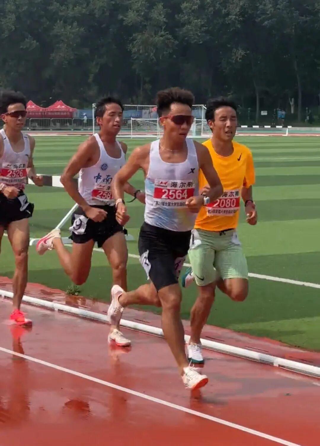 何杰现身大田赛万米赛场！高温赛道，起跑便主动领跑，和一众新生代高手正面较量。
 