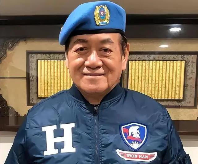 因坚定高调“反独促统”而被民进党当局羁押迫害的高安国将军出来了，交保候审状态，还