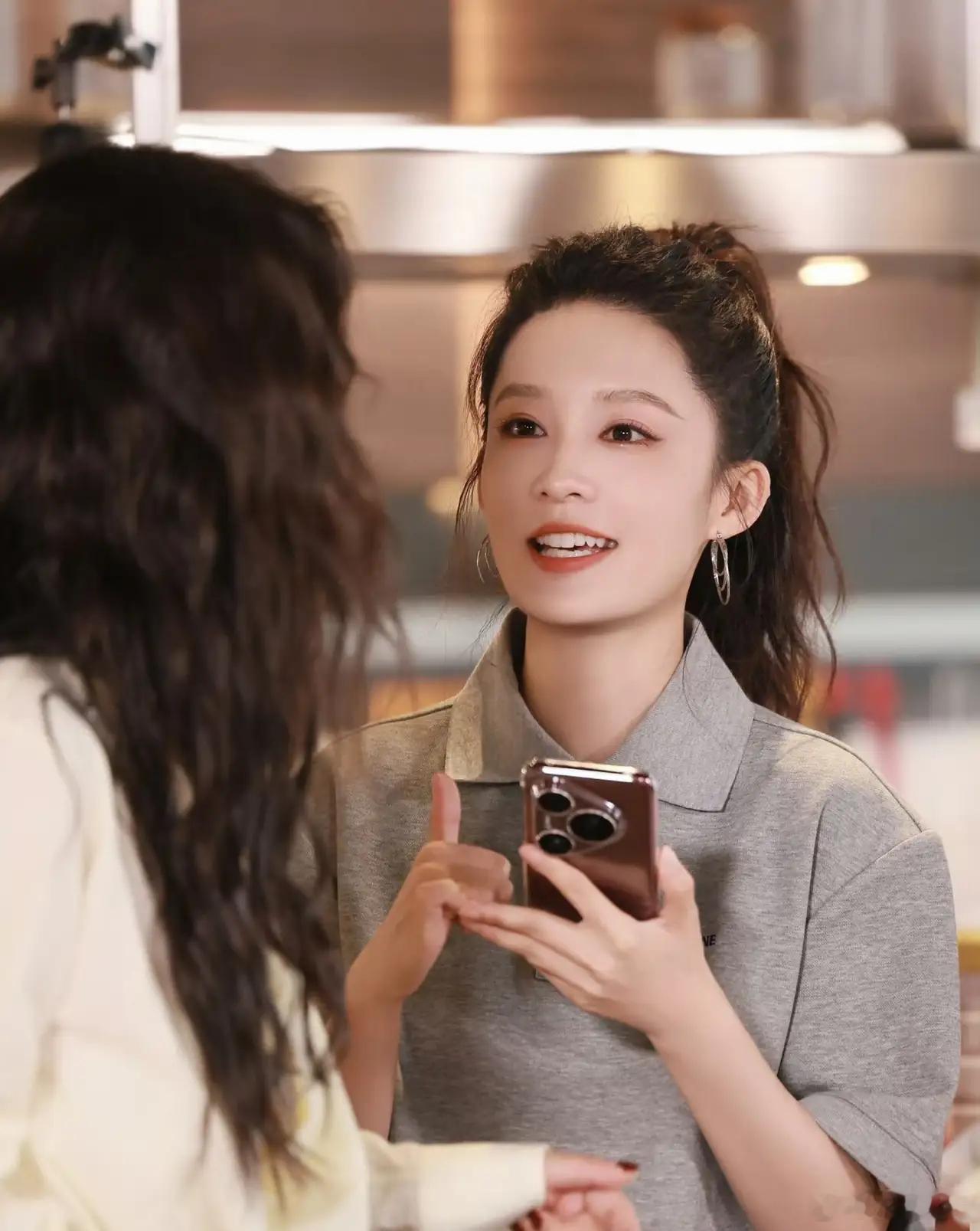 李沁在娱乐圈的人脉涵盖合作演员与前辈（如张嘉译、吴京、胡歌、肖战）、闺蜜好友（迪