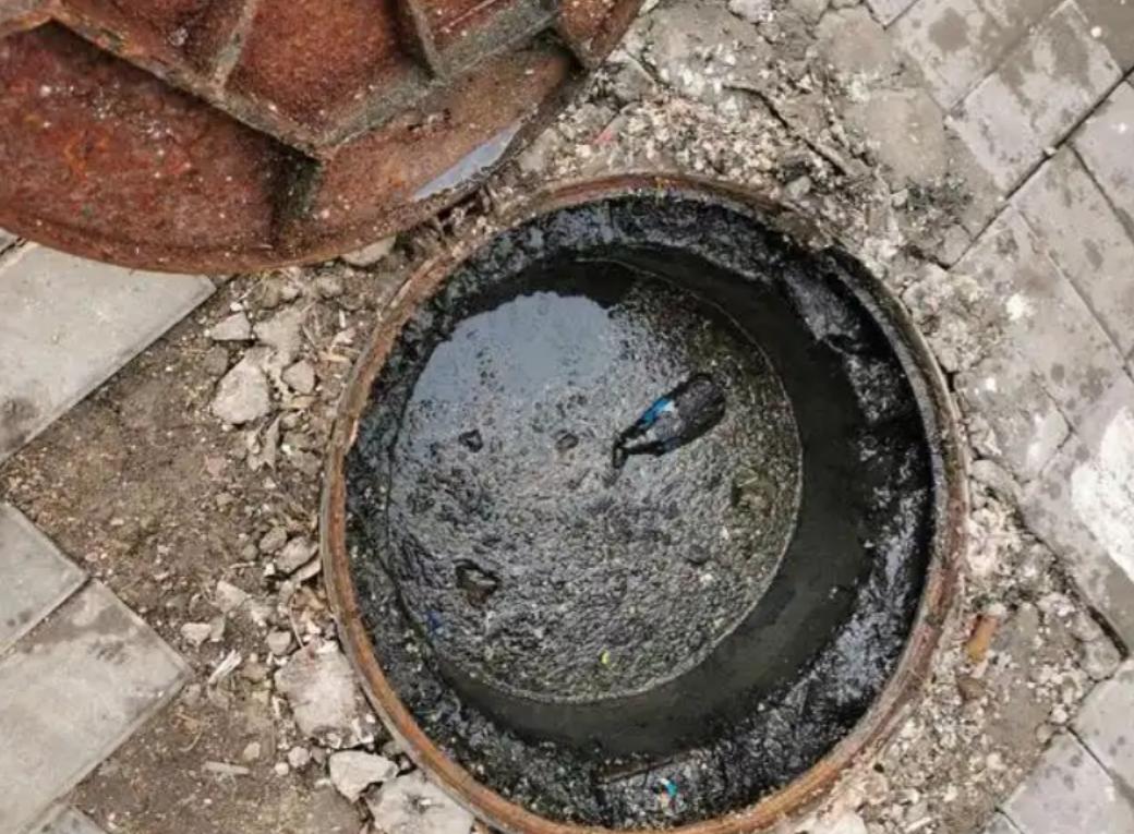 “最窝囊的死法！”江西宜春，一家猪场原主人领完拆迁补偿后，场里那口废弃水井一直没