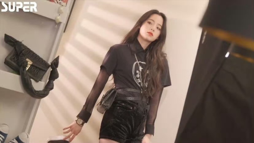 欧阳娜娜 x 黑丝板鞋