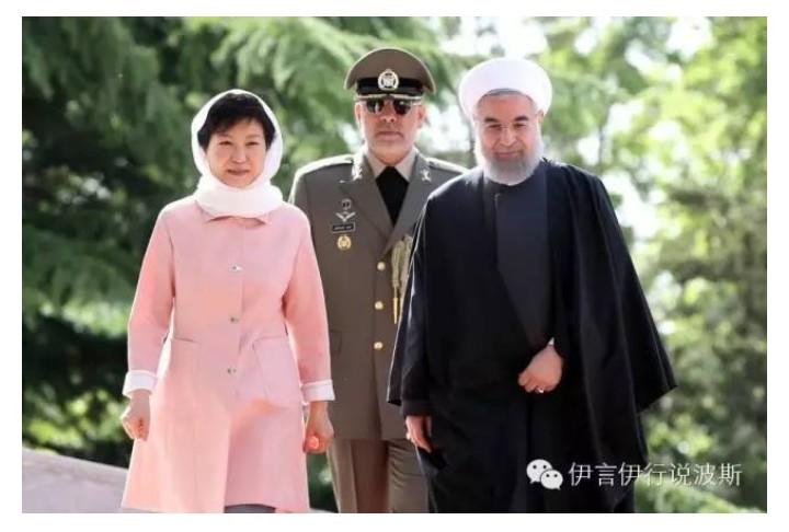 当年朴槿惠访问伊朗，身着粉色大衣的她明媚又显年轻。哈梅内伊和她谈话，两人表情都很