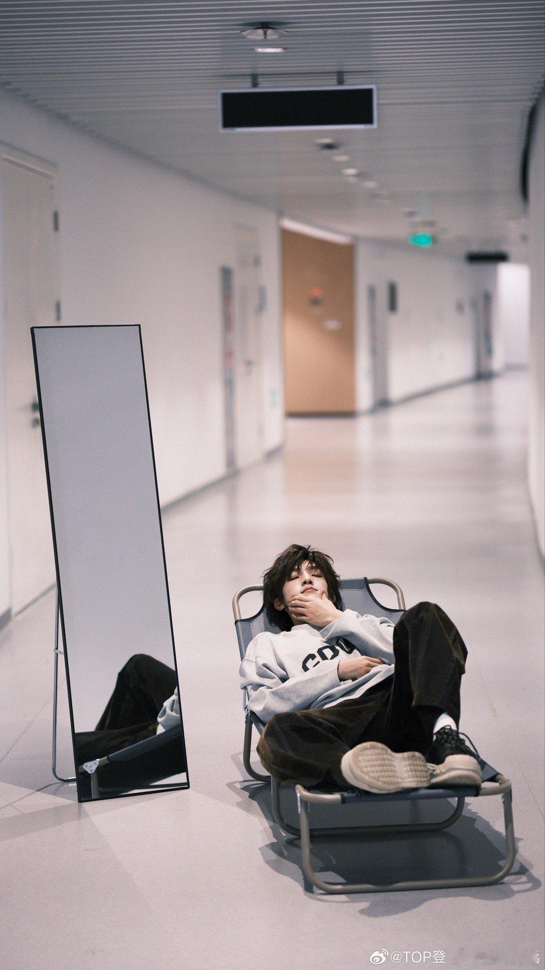 张泽禹新音后台 后台路透甜度超标！唱跳双绝+情绪饱满，这样的全能爱豆，舞台表现力