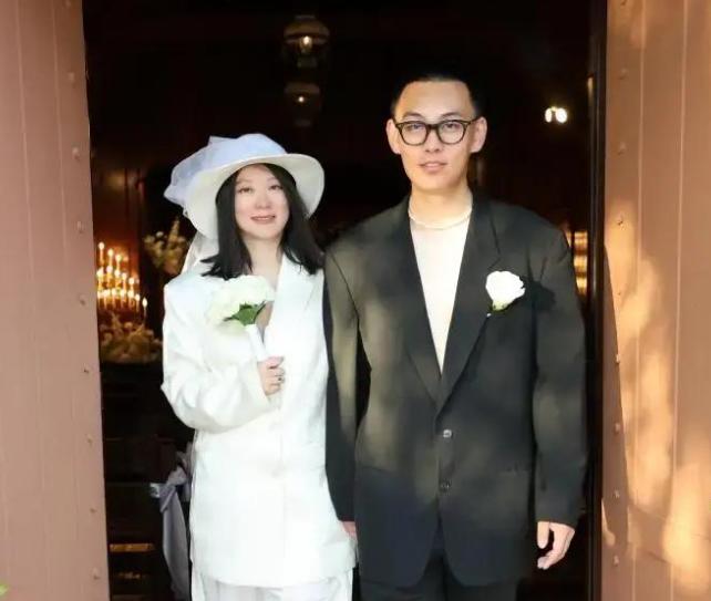 43岁的年纪，离过一次婚，还带着个女儿，普通人到了这个阶段，可能早就对爱情死心了