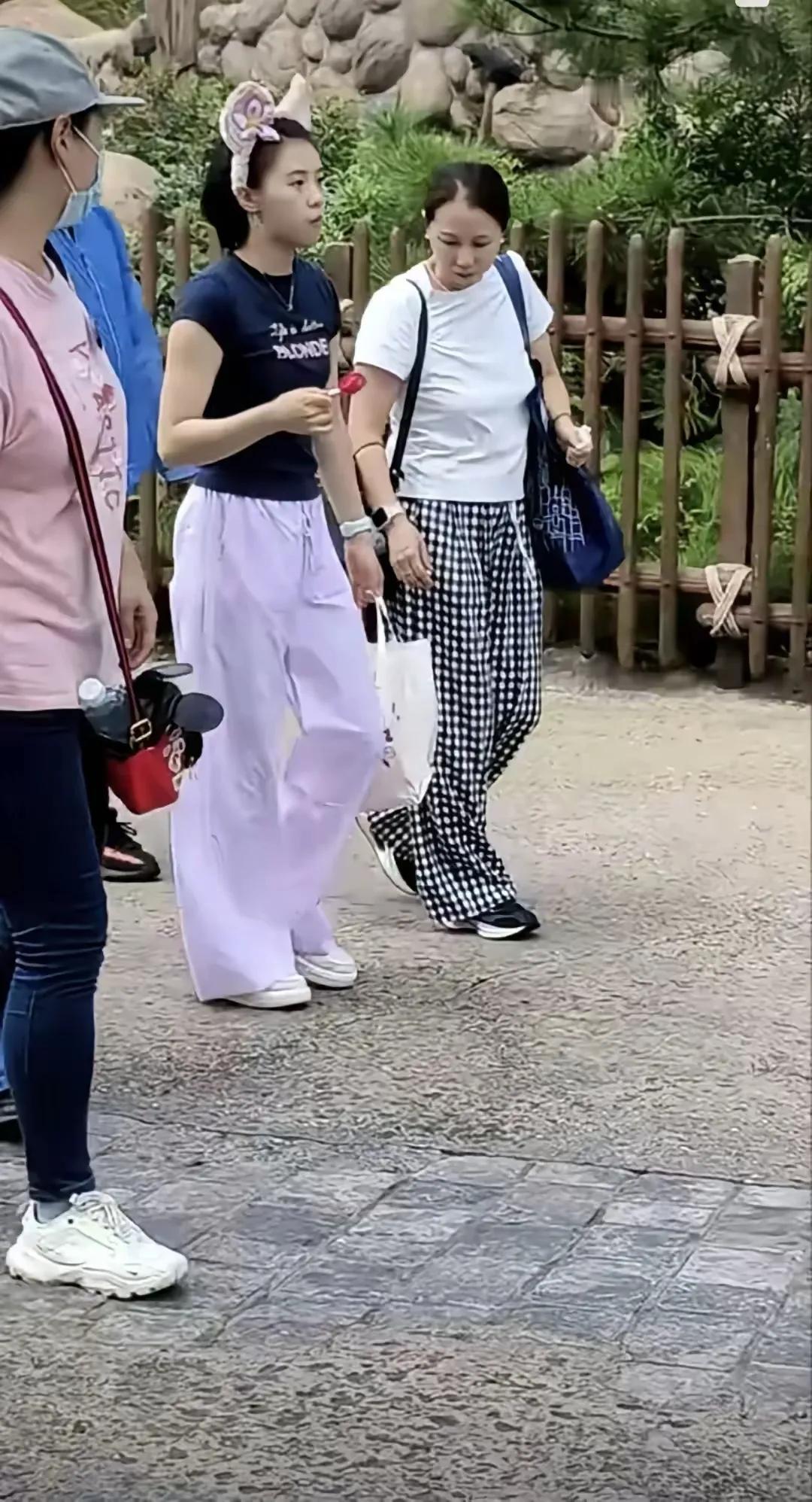 
同为奥运冠军，陈芋汐的境遇跟全红婵真是差太远了，全红婵就是去个厕所都是一堆人围