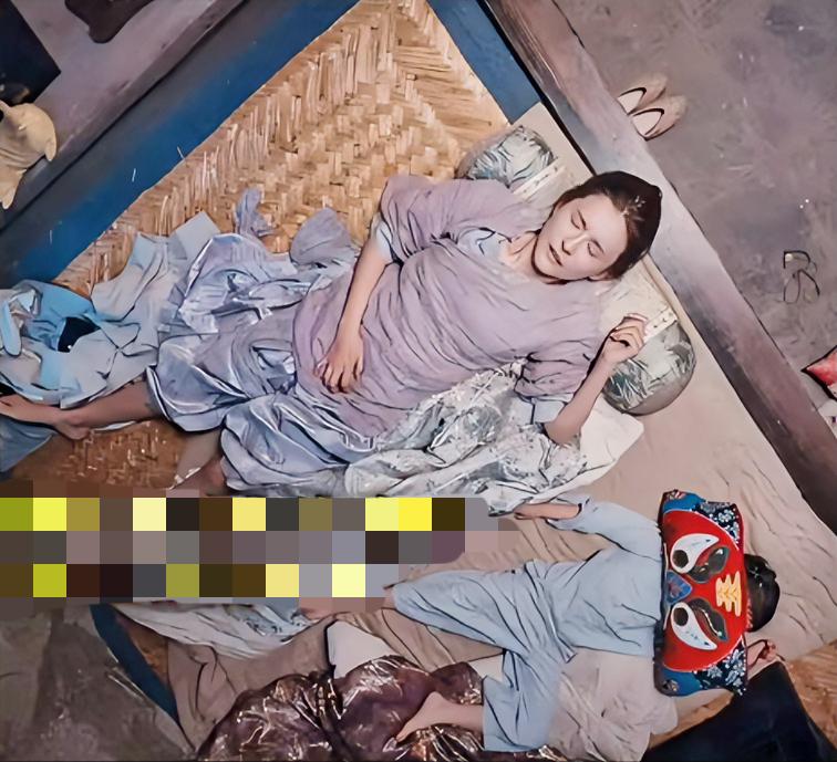 《灼灼韶华》中，等褚韶华药效过去，她的裙子已被拉下，遮住了关键部位，但她仍感觉小