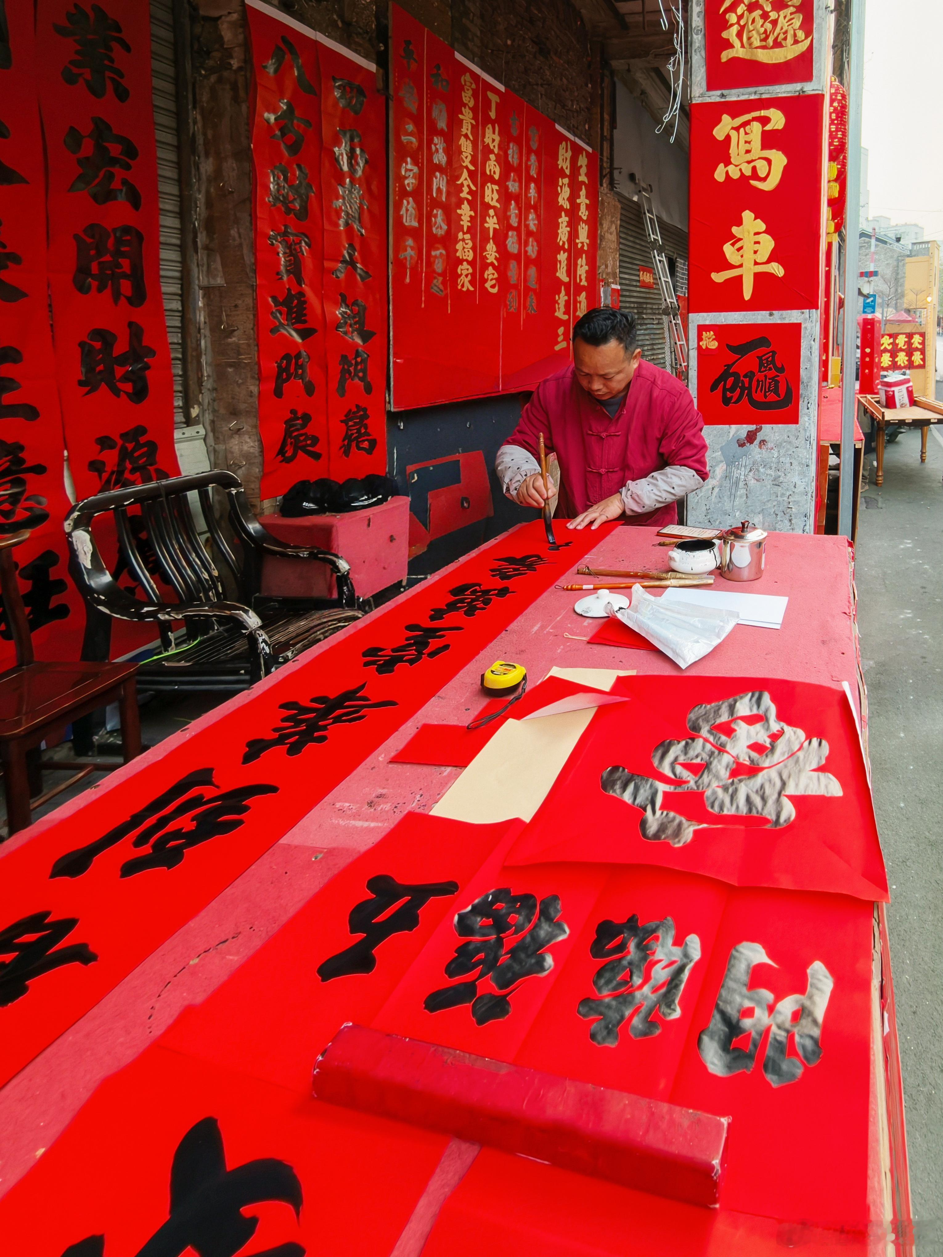 没有电子屏，只有毛笔和红纸；没有千篇一律，只有手写的心意。佛山快子路，藏着最地道