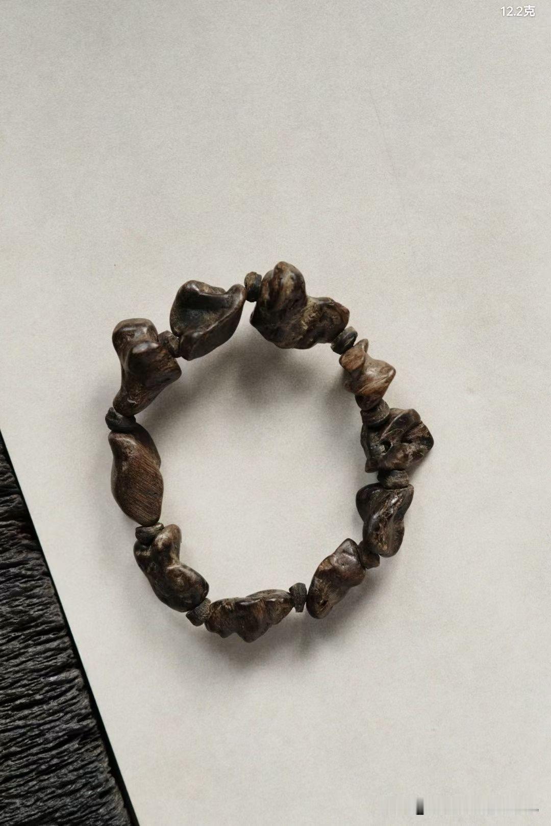 握在手里的，不是规整划一的圆珠，而是山林岁月留下的痕迹。

随形瘤疤，保留天然生