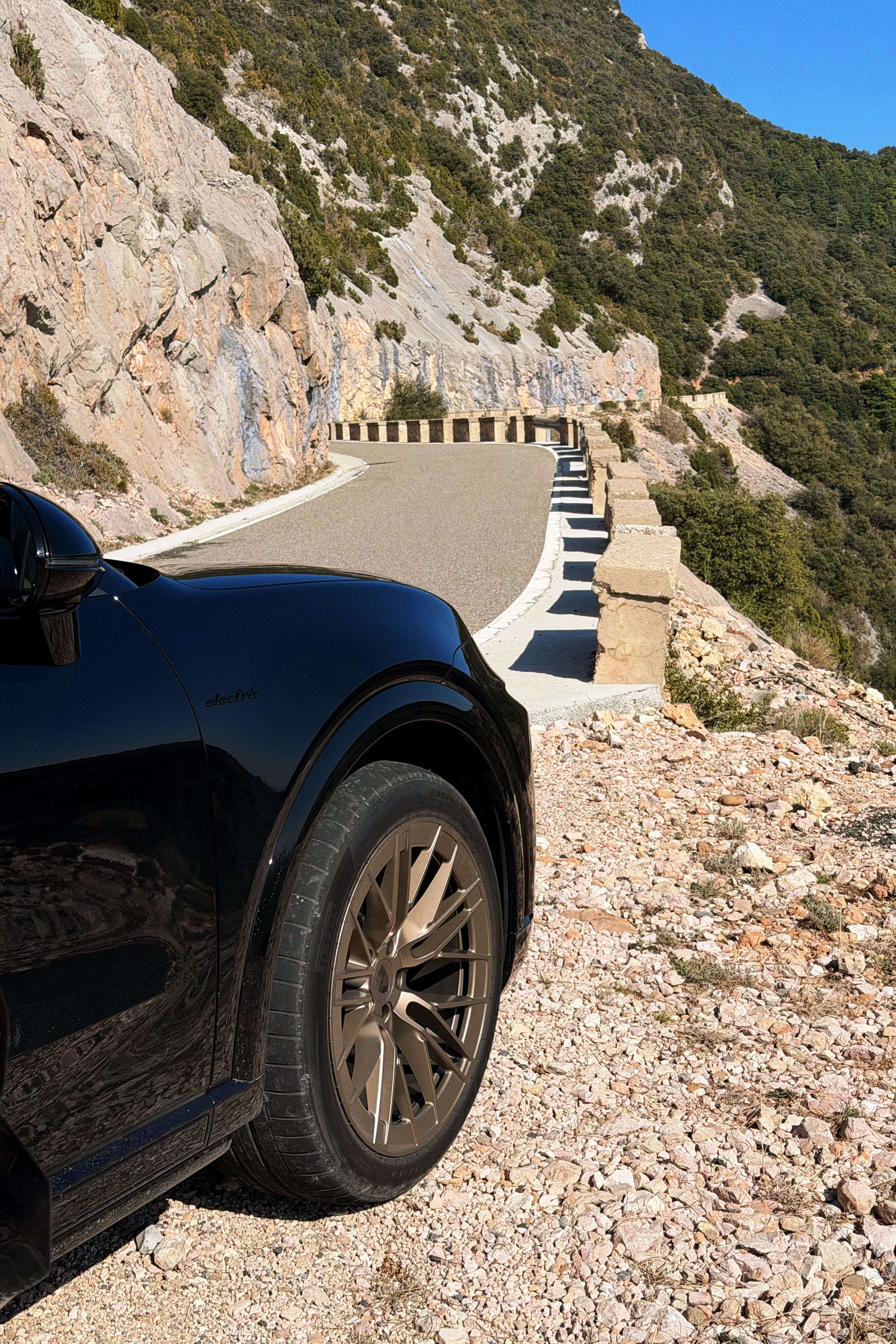 和爽开了一天。起初我不算这台车的粉丝，但保时捷对驾驶的理解，确实让人瑞思拜，不得