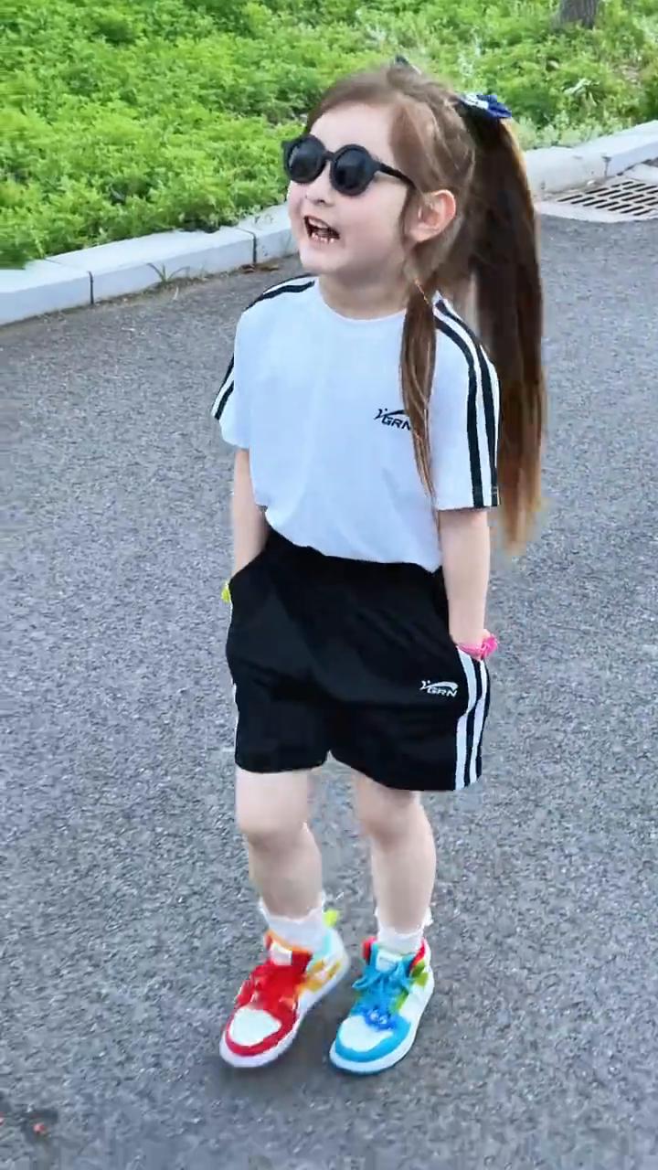 有一个人，哎呀呀呀呀，呀呀呀，你别笑，哈哈哈哈，哈哈哈哈，哈哈。