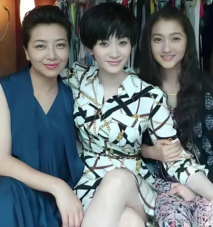 江珊、李小冉、关晓彤，大漂亮带着小漂亮。