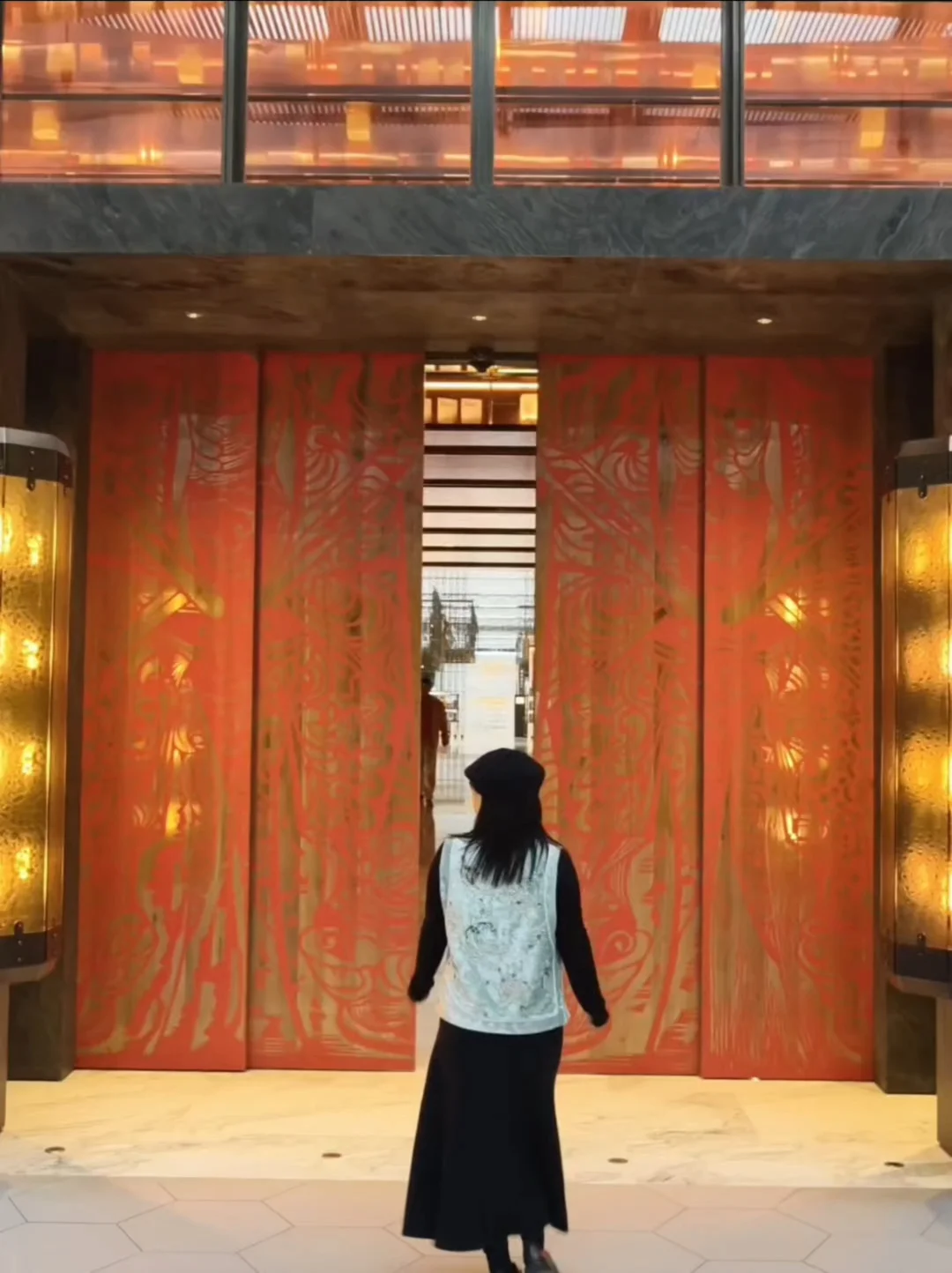 马年氛围机场酒店｜看展览借书买文创一站式