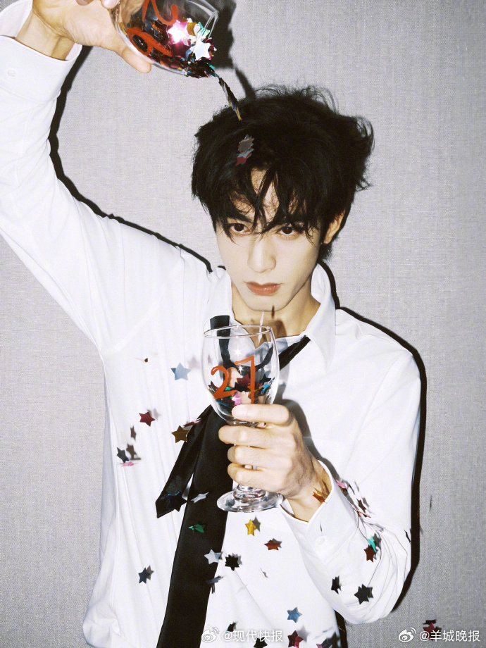 #宋威龙27岁庆生照# 3月25日，分享照片并配文：“请给我一些祝福。”照片中，