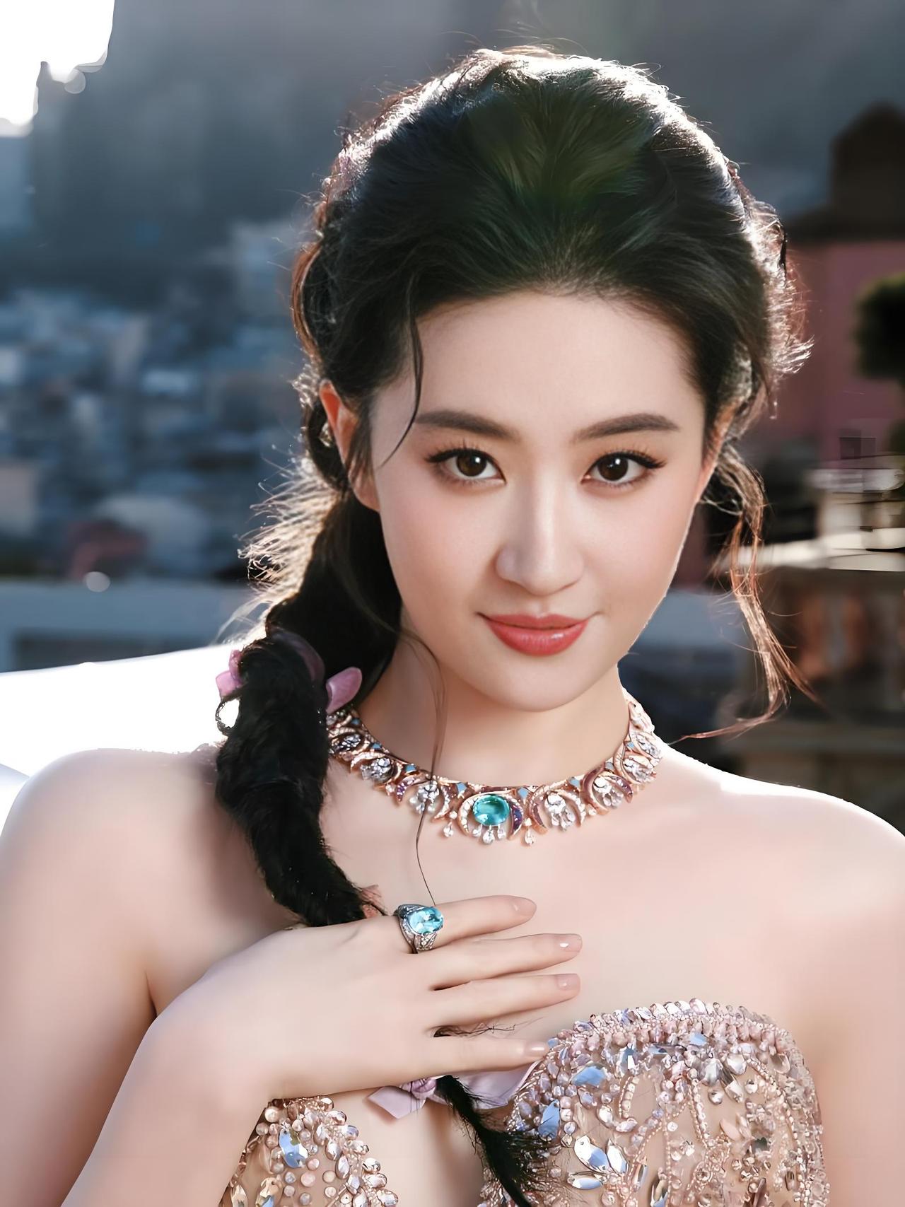 为什么偏偏是她？当刘亦菲成为百度热搜人物榜唯一上榜的娱乐明星，答案早已写在时光里