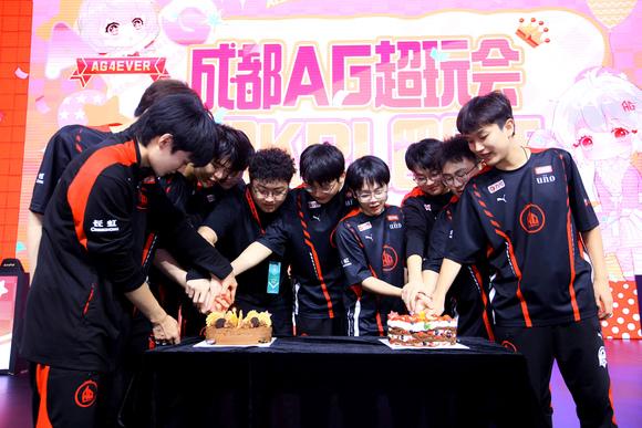 AG超玩会八强拿了五次！
牛不牛。从万年老二变成万年老八。
2021年夏，AG表