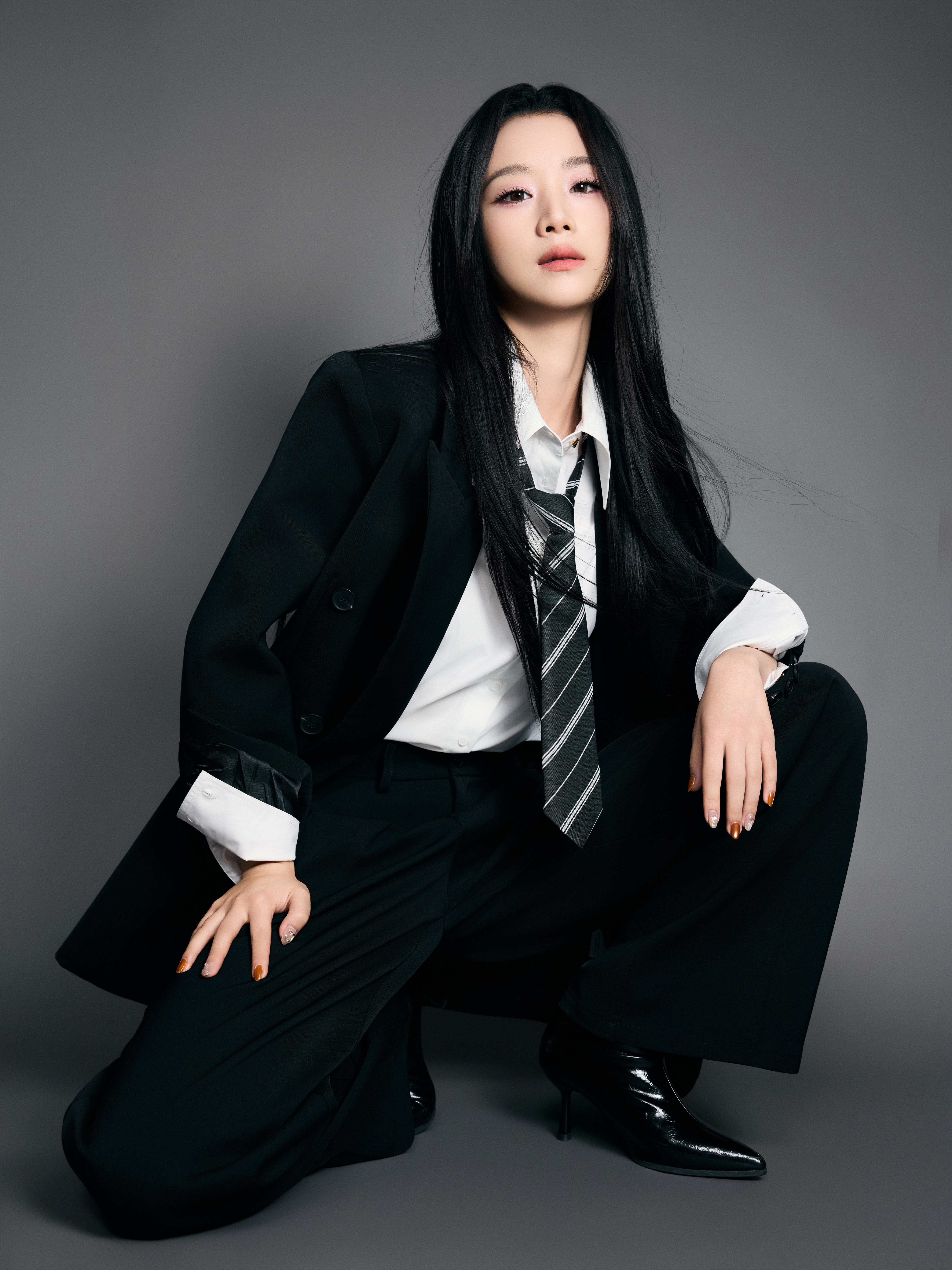 王小亿西装杀疯了 王小亿天生就是为西装而生的吧？这高级的骨相，配上精简的西装剪裁