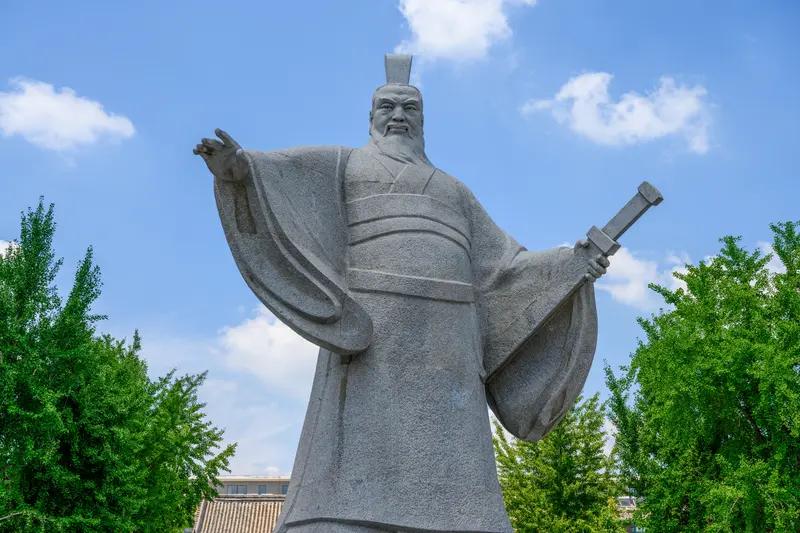 为什么读史可以明智?读史能明智，原因可太多了。就拿三国来说，曹操官渡之战以少胜多